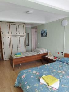 een slaapkamer met 2 bedden en een nachtkastje bij Il nido di Simone in Castagnito