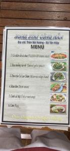 un panneau indiquant un menu pour un restaurant dans l'établissement Cong Man Homestay Cham Island, à Hội An