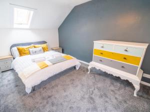 Rúm í herbergi á Pass the Keys Beautiful flat near Nottingham city with parking