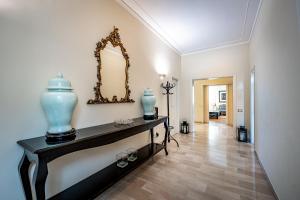 YID D'Azeglio luxury apartment في فلورنسا: غرفة معيشة مع طاولة عليها مزهريات