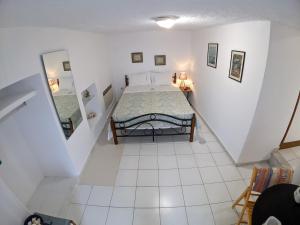 1 dormitorio con 1 cama en una habitación blanca en Summer Dream, en Poros