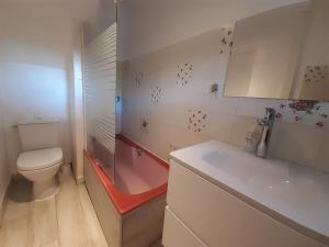 een badkamer met een toilet, een bad en een wastafel bij Studio meublé avec terrasse axe Rennes Saint Malo in La Baussaine
