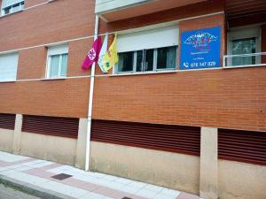 deux drapeaux sur le côté d'un bâtiment en briques dans l'établissement La Plata VUT LE 0614, à León