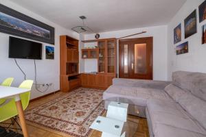ein Wohnzimmer mit Sofa und Tisch in der Unterkunft La Plata VUT LE 0614 in León