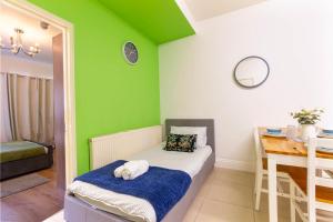 mały pokój z łóżkiem i stołem w obiekcie 090 Luxury 1 bedroom flat near Luton Town and station w Luton