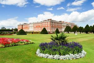 um grande edifício com flores em frente em Finest Retreats - Hill Rise em Richmond