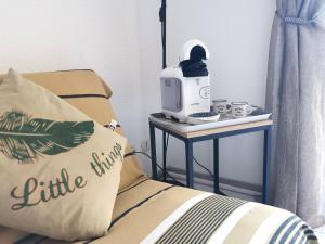 Una cama con una mesa con un ordenador. en Résidence AZUR1 Appartement 251, en Le Lavandou