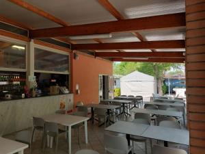 Restaurant o un lloc per menjar a CAMPING CALATELLA parco di vacanza