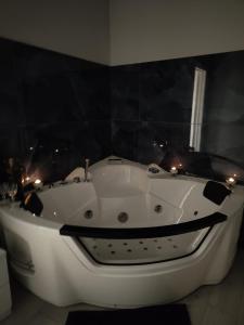 bañera blanca en una habitación con luces en Apartments for rent Catania, en Catania