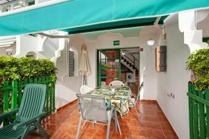 a table and chairs on the balcony of a house at Dunaflor Gemelo 1 in San Bartolomé de Tirajana