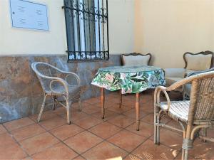 uma mesa e duas cadeiras e uma mesa e cadeiras em El Palo Estudio em Málaga