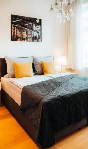 ein großes Bett in einem Schlafzimmer mit einem Kronleuchter in der Unterkunft Lieblingsapartment No.11 in Toplage mit 2 SZ in Rostock