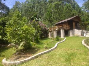 a house with a garden in front of it at Vila Sol Cabana in Lontras