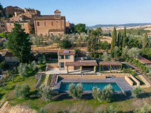 an aerial view of a house with a swimming pool at Albergo Diffuso Borgo Santo in Asciano