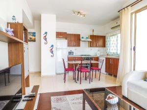 Кухня или кухненски бокс в RIX Apartments