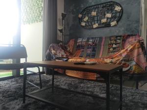 吉隆坡的住宿－Arcoris Soho 2bedroom 1-7pax Industrial Loft Style，带沙发和咖啡桌的客厅