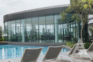 une piscine avec des chaises et un bâtiment dans l'établissement Parkland Residence Walking Distance MRT Batu 11, à Cheras