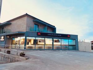 un bâtiment avec un panneau à l'avant dans l'établissement Hotel MABI, à Valença