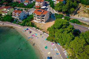 eine Aussicht über den Strand mit Leuten darauf in der Unterkunft Villa Alba apartments in Banjol