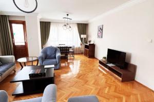 A large, comfortable flat in the best area of Ankara, Turkey في أنقرة: غرفة معيشة بها أريكة وتلفزيون