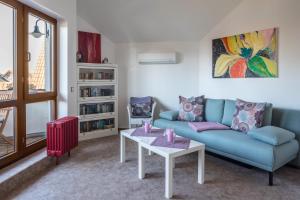 uma sala de estar com um sofá azul e uma mesa em Dreiländereck em Hartheim