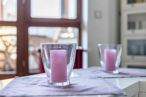 dos vasos en una mesa con líquidos rosas en ellos en Dreiländereck, en Hartheim