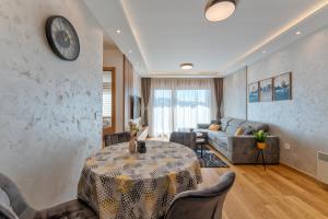 - un salon avec une table et un canapé dans l'établissement Zlatibor apartmani Kika, à Zlatibor