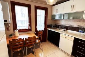 A large, comfortable flat in the best area of Ankara, Turkey في أنقرة: مطبخ مع كونتر وطاولة وكراسي