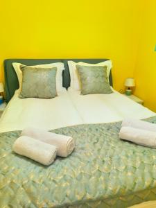 Postel nebo postele na pokoji v ubytování Sofiel cozy apartment - Top Center Sofia + 35 fotografií