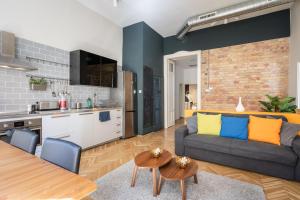 Una sala de estar y una cocina con un sofá y una mesa. en W24- Boutique Apartments, Best Location. By BQA, en Budapest 22 fotos más