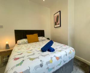 um quarto com uma cama com um edredão de cavalo em Stylish Modern Apartment For Up To 4 Nr CityCentre em Cardiff