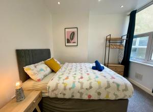 um quarto com uma cama e uma janela em Stylish Modern Apartment For Up To 4 Nr CityCentre em Cardiff