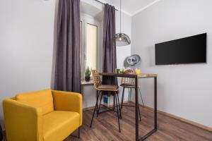 ein Wohnzimmer mit einem Tisch und einem Stuhl in der Unterkunft Apartments Porto Marina 2 in Rijeka