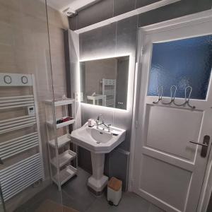 a bathroom with a sink and a shower and a mirror at La Casita du Dramont 83530 in Saint-Raphaël