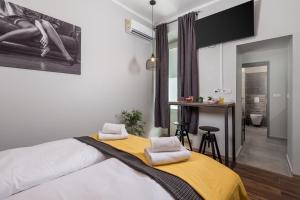 ein Schlafzimmer mit einem Bett mit einer gelben Decke in der Unterkunft Apartments Porto Marina 2 in Rijeka