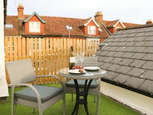 un tavolo con un piatto di frutta su un patio di The Loft a Minehead