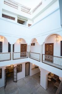 uma vista para o interior de um edifício em Riad Rahal em Marraquexe