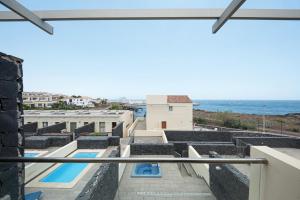 サンミゲル・デ・アボナにあるAmarilla Golfの家のバルコニーから海の景色を望めます。