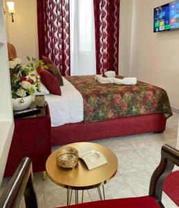 Rúm í herbergi á Hotel Palace tanger