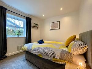 een slaapkamer met een bed met een teddybeer erop bij 6 Person Apartment in City Centre in Cardiff