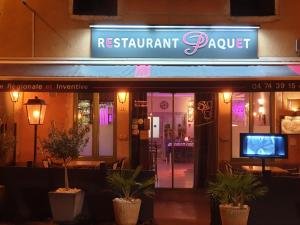 Chambre D´hôtes Léonie & Restaurant في Druillat: أمامه مطعم فيه خزاف