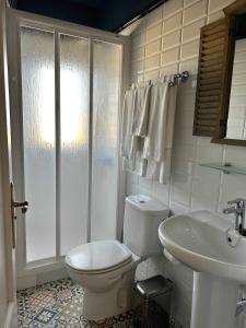 uma casa de banho branca com um WC e um lavatório em Atico eloy delgado em San Miguel de Abona