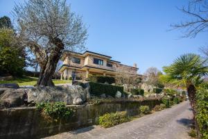 Villagramde في Barlassina: منزل بحائط حجري وطريق