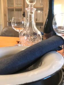 uma toalha sentada numa mesa com copos de vinho em Une chapelle en soie em Taulignan