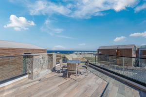 赫尔格达VESTA - Soma Bay Residence的阳台上配有桌椅的露台 更多25张照片