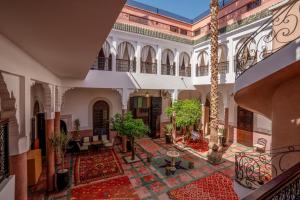 una vista aérea de un edificio con patio en riad dar nejma & Spa en Marrakech