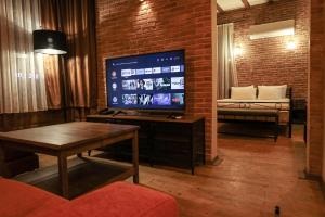 ein Wohnzimmer mit einem großen TV und einem Sofa in der Unterkunft Blue Sea Garden in Antalya