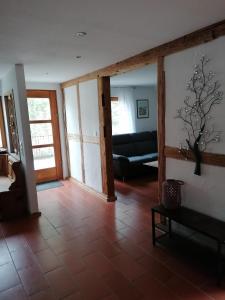 ein Wohnzimmer mit Sofa und Tisch in der Unterkunft Spehnerhof in Vogt