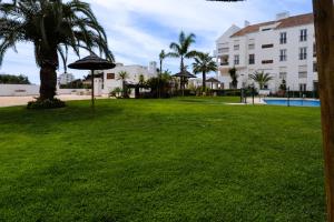 Bazén v ubytování Golf Gardens Miraflores nebo v jeho okolí