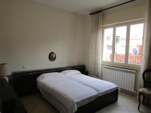 Habitación pequeña con cama y ventana en Viareggio all seasons en Viareggio
